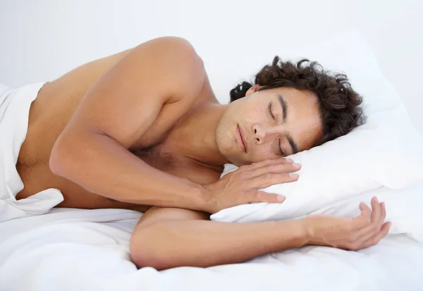 Ξεκουραστείτε Ηρεμήστε Και Άνθρωπος Κοιμάται Στο Κρεβάτι Ένα Σαββατοκύριακο Πρωί — Φωτογραφία Αρχείου