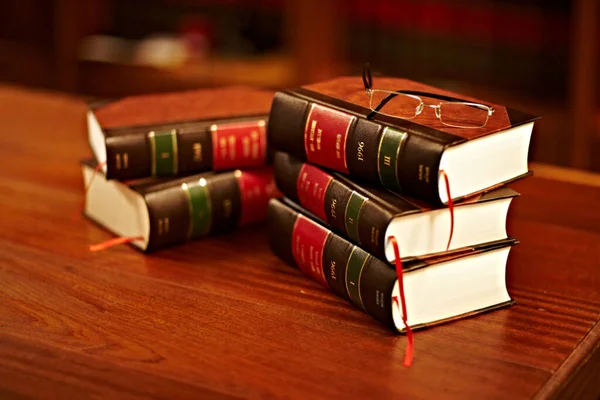 Právní Knihy Brýle Právnický Výzkum Učebnice Studentské Knihovně Bez Lidí — Stock fotografie