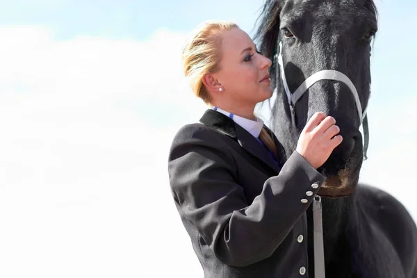 乗馬の訓練や青空との競争の地面に馬 スポーツや女性 アウトドア 太陽の女性の競争相手と自然の中でモックアップとライダーアスリートや動物と馬の安定性を示す — ストック写真