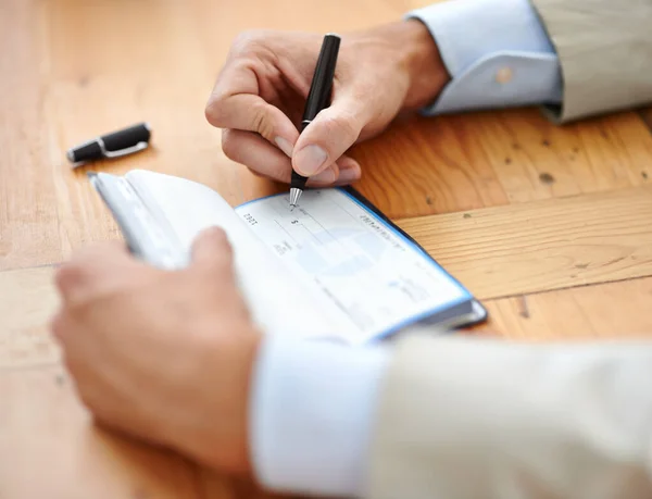 Mãos Homem Negócios Assinar Cheque Contador Closeup Assinatura Para Consentimento — Fotografia de Stock