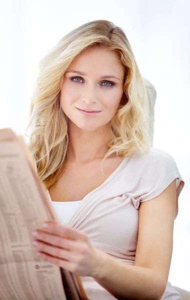 Πορτρέτο Γυναίκα Και Ανάγνωση Εφημερίδα Λευκό Φόντο Για Άρθρο Πληροφορίες — Φωτογραφία Αρχείου