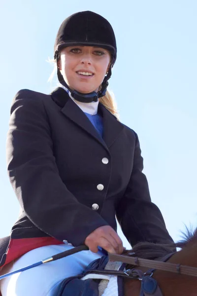 快乐的骑着马为比赛 训练和表演的女性画像 运动员和比赛项目的女骑师的表演 骑术和健身 — 图库照片