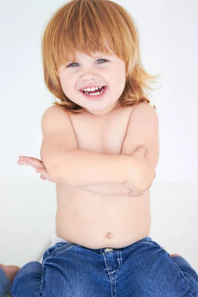 Niño Riendo Brazos Cruzados Retrato Niño Estudio Con Una Sonrisa —  Fotos de Stock