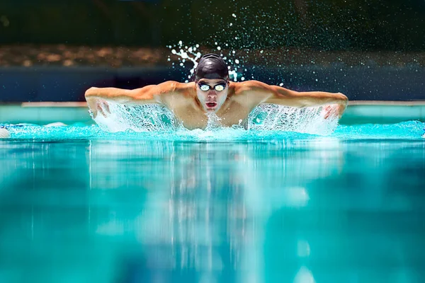 运动和训练与男子一起在游泳池进行比赛 锻炼和精力充沛的训练 男子游泳健美 水花四溅 有氧运动 参加田径锦标赛和比赛 — 图库照片