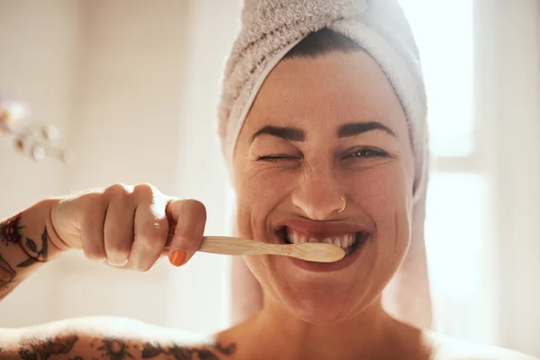 Continua Spazzolare Continua Sorridere Una Giovane Donna Attraente Lavarsi Denti — Foto Stock