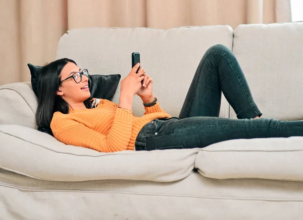 Sosyal Medyayla Zamanımı Paylaşıyorsun Akıllı Telefon Kullanan Evdeki Kanepede Dinlenen — Stok fotoğraf