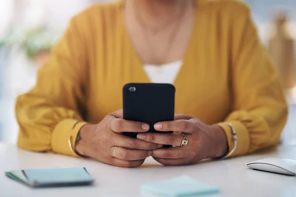 Dijital Çağa Hoş Geldiniz Ofisinde Yalnız Başına Oturan Cep Telefonunu — Stok fotoğraf