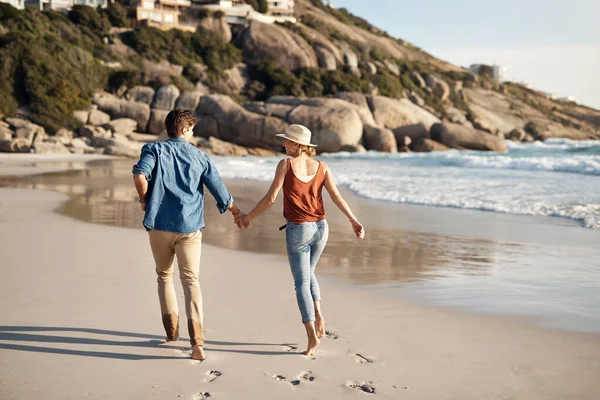 幸福就是在海滩上散步 一对中年夫妇在海滩消磨时光 — 图库照片