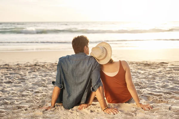 珍惜每一个日落 一对中年夫妇在海滩观看日落的背景图片 — 图库照片