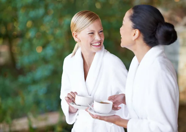 Spa Kaffee Und Frauen Mit Einem Lächeln Bademantel Und Entspannen — Stockfoto