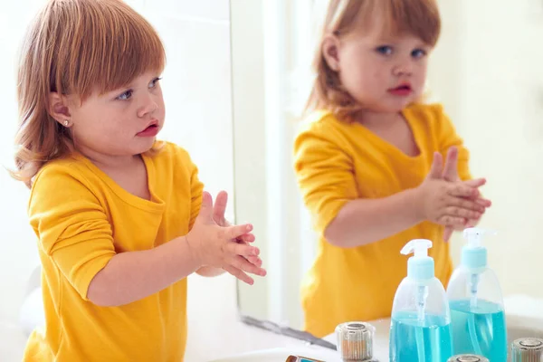 Reinigung Hygiene Und Händewaschen Mit Kleinen Mädchen Badezimmer Für Morgenroutine — Stockfoto