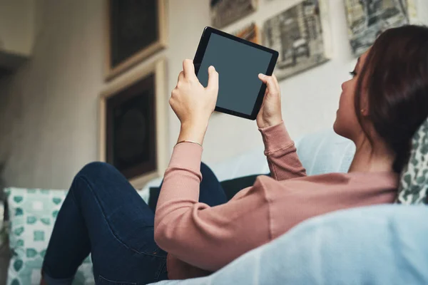 Günlerde Televizyon Ekranı Çok Küçük Görünüyor Evde Dinlenirken Dijital Tablet — Stok fotoğraf