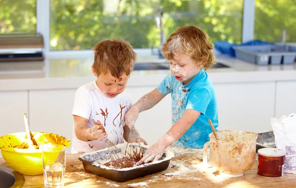 Cuocere Bambini Amici Disordinati Cucina Insieme Divertendosi Con Gli Ingredienti — Foto Stock