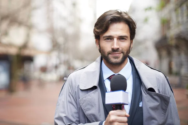 Portret Transmisja Człowiek Mikrofonem Mieście Wywiad Lub Dziennikarz Telewizyjny Uśmiech — Zdjęcie stockowe