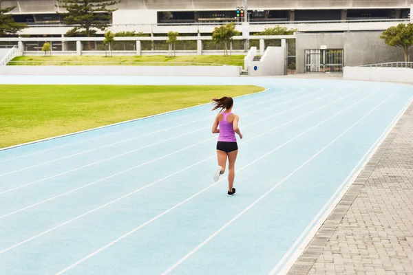 Tempoyu Belirliyor Pist Boyunca Koşan Tanınmayan Genç Bir Bayan Atletin — Stok fotoğraf