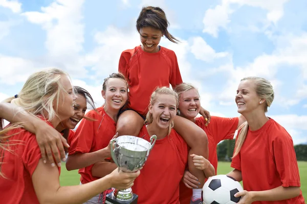 Αθλητισμός Τρόπαιο Και Γυναίκες Νικητής Της Ομάδας Ποδοσφαίρου Γιορτάζει Νίκη — Φωτογραφία Αρχείου