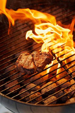Akşam yemeği için ateşte barbekü, yemek ve biftek ızgarada et ve mangal yemek. Protein, alev ve yiyecek ızgarası ve evde açlık ve sağlık için akşam yemeği hazırlamak..