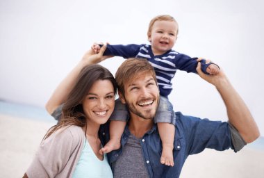 Aile, uçak ve anne babayla birlikte doğada yürümek ve eğlenmek için kumsalda. Aşk, çocuk ve mutlu kadın ve erkek açık havada kaynaşıyor, gülümsüyor ve rahatlıyor seyahat, özgürlük ya da oyunun tadını çıkarırken.