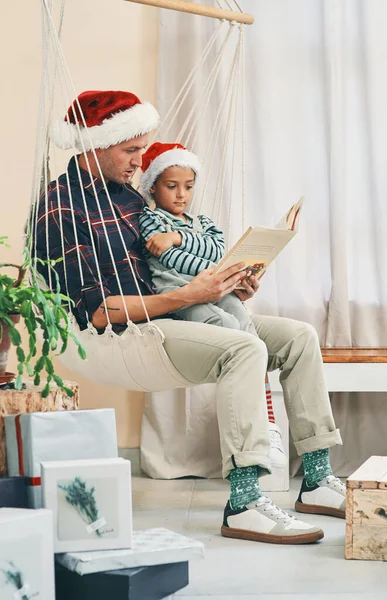 Mindannyian Emlékszünk Kedvenc Karácsonyi Történetünkre Egy Fiatalember Könyvet Olvas Imádnivaló — Stock Fotó
