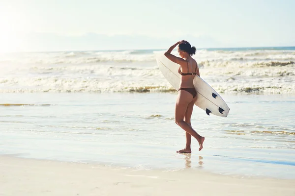 私はサーフィンを楽しむだけですサーフボードでビーチに出ている若い女性 — ストック写真