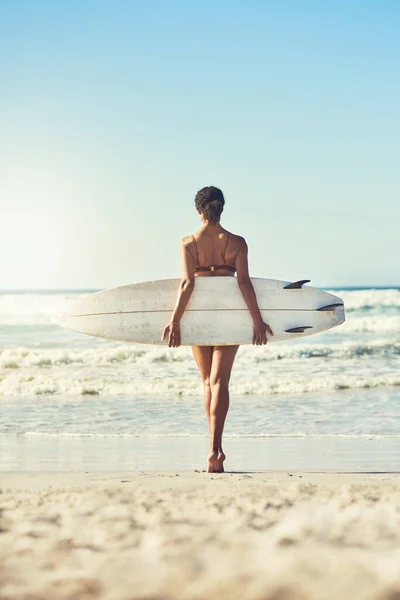 海が呼んでいる サーフボードを背負った若い女性が — ストック写真