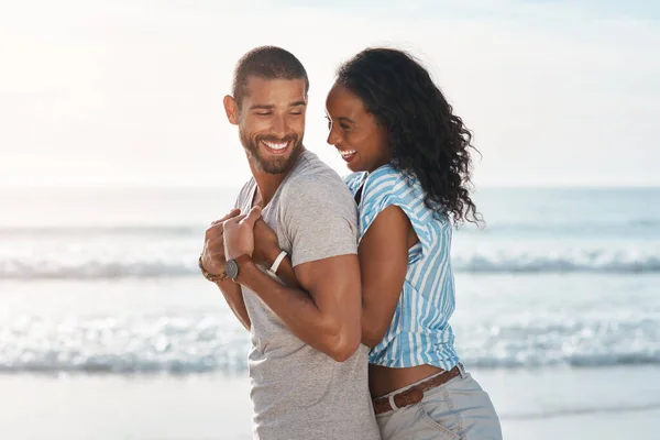 君とは別になりたくない 若いカップルが一緒にビーチで質の高い時間を楽しんでいます — ストック写真