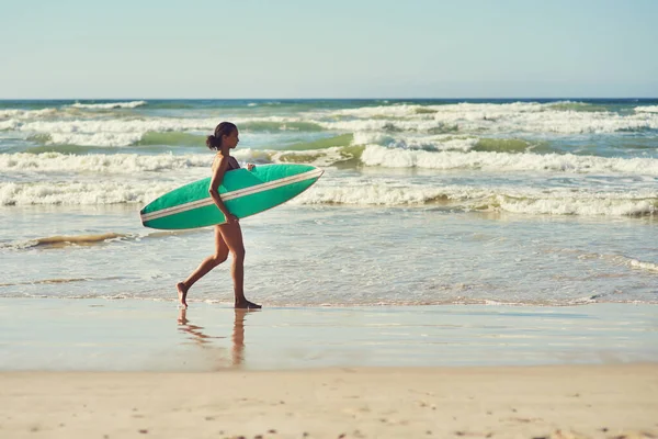 是时候冲浪前进了 一个带着冲浪板在海滩上的年轻女子 — 图库照片