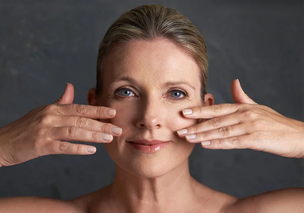 Skincare Potret Dan Wanita Dewasa Dengan Wajah Menyentuh Dan Latar — Stok Foto