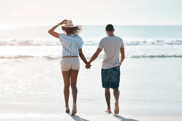 愛を探すのは君に会った時で終わりだ ビーチを歩いている若いカップルのレビューショット — ストック写真