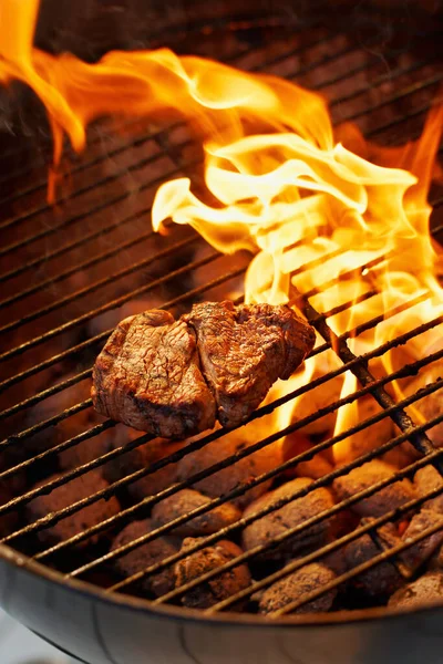 食物和牛排在火上当晚餐 吃肉和在烤架上烹调 蛋白质 火焰和食物 烤一大桶牛肉 在户外为饥饿或健康做饭 — 图库照片