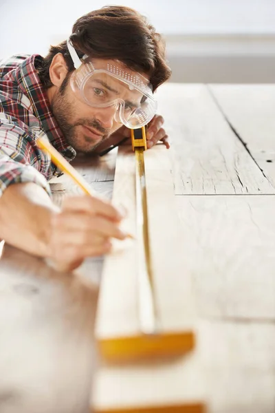 Holz Zimmermannsbau Und Messung Mit Klebeband Auf Der Baustelle Hausrenovierung — Stockfoto