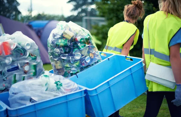 Recycling Zivildienst Und Freiwilligenarbeit Freien Mit Dosen Und Müll Einem — Stockfoto