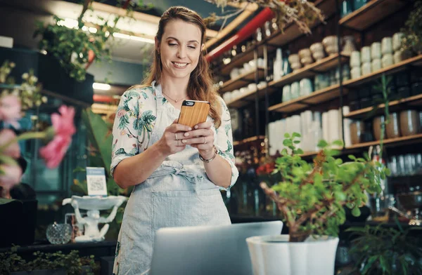 Welcome 21St Century Attractive Young Businesswoman Standing Her Floristry Using — Stock Photo, Image