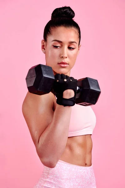 Ela Tem Músculos Aço Estúdio Tiro Uma Jovem Desportiva Exercitando — Fotografia de Stock