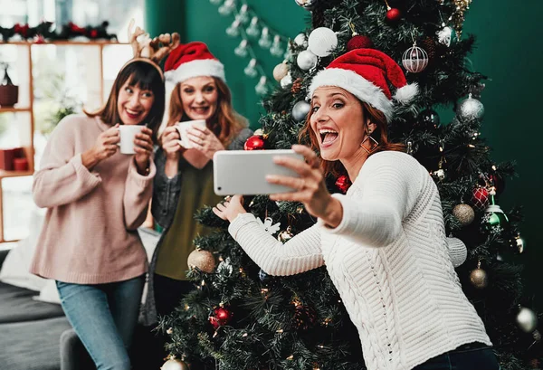 Boldog Karácsonyt Három Vonzó Középkorú Készít Önarcképeket Egy Mobiltelefonnal Otthon — Stock Fotó