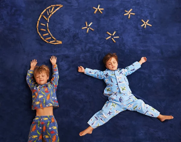 Niño Niños Pijama Durmiendo Alfombra Con Diseño Luna Estrellas Vista — Foto de Stock
