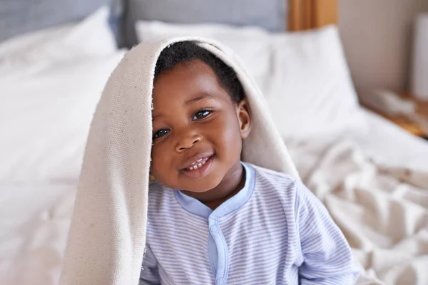 Retrato Feliz Bebê Com Cobertor Cama Acordar Brincar Sua Casa — Fotografia de Stock