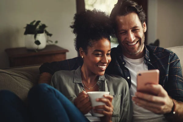Titta Meddelandena Med Mig Ett Lyckligt Ungt Par Använder Mobiltelefon — Stockfoto