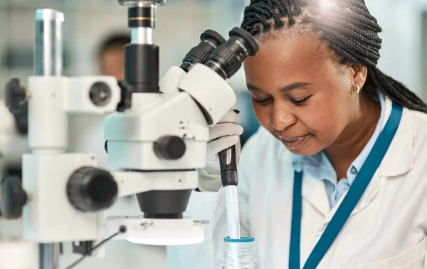 Realización Pruebas Beneficiosas Joven Científico Que Trabaja Con Muestras Laboratorio — Foto de Stock
