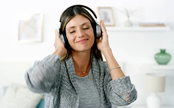 Dobrý Pocit Žena Která Poslouchá Hudbu Zatímco Odpočívá Doma — Stock fotografie