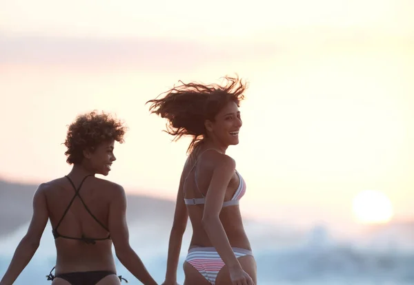 眉をひそめて浜とは言えない 2人の若い女性がビーチで楽しんでいます — ストック写真