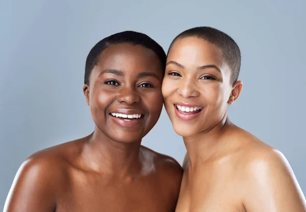 Det Ler När Tillsammans Porträtt Två Vackra Unga Kvinnor Som — Stockfoto