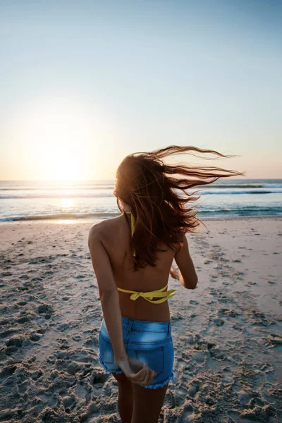 Στα Βάθη Της Θάλασσας Μια Όμορφη Νεαρή Γυναίκα Διασκεδάζει Στην — Φωτογραφία Αρχείου