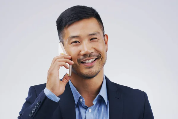 Biznesie Chodzi Nawiązanie Znajomości Studyjne Ujęcie Młodego Człowieka Używającego Telefonu — Zdjęcie stockowe