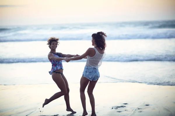 Sevdiğim Insan Olmadan Bir Hayat Düşünemiyorum Genç Kadın Sahilde Eğleniyor — Stok fotoğraf