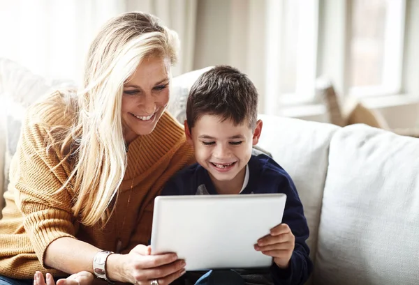 Tiempo Familia Edad Aplicación Niño Adorable Usando Una Tableta Digital — Foto de Stock