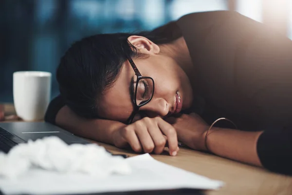 Może Uda Się Wcisnąć Krótką Drzemkę Młoda Bizneswoman Śpiąca Przy — Zdjęcie stockowe