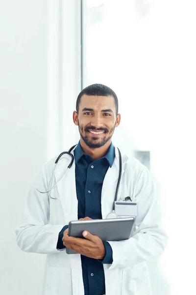 医学について学ぶべきことが常にあります 現代病院のデジタルタブレットを使用した若い医師の肖像画 — ストック写真