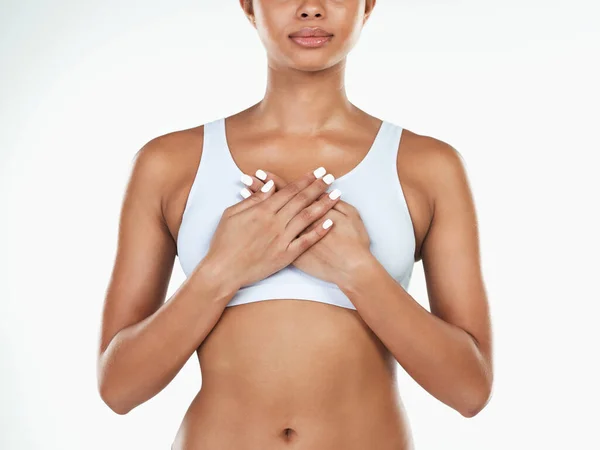 Tenho Coração Forte Estúdio Uma Mulher Irreconhecível Segurando Seu Peito — Fotografia de Stock