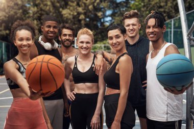Gençlik basketboluna katılmak arkadaşlık kurmak için eğlenceli bir yoldur. Spor sahasında birlikte duran bir grup genç insanın portresi.